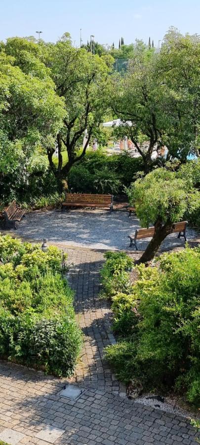Dolce Blu Sirmione Apartment Rivoltella del Garda Luaran gambar