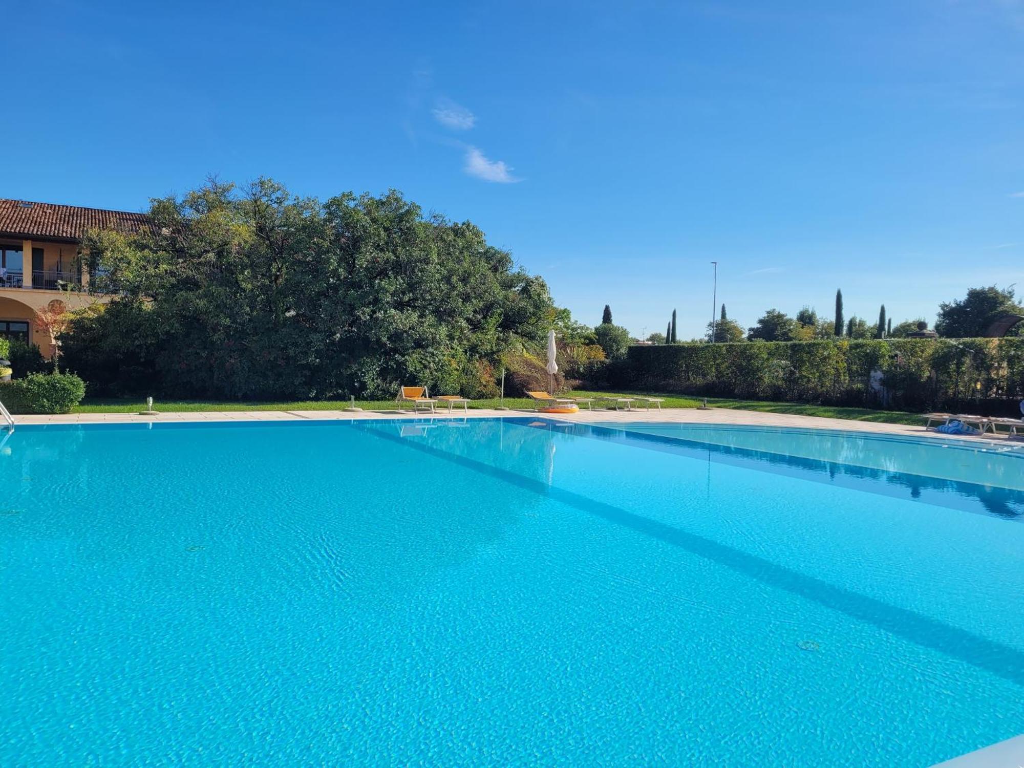 Dolce Blu Sirmione Apartment Rivoltella del Garda Luaran gambar