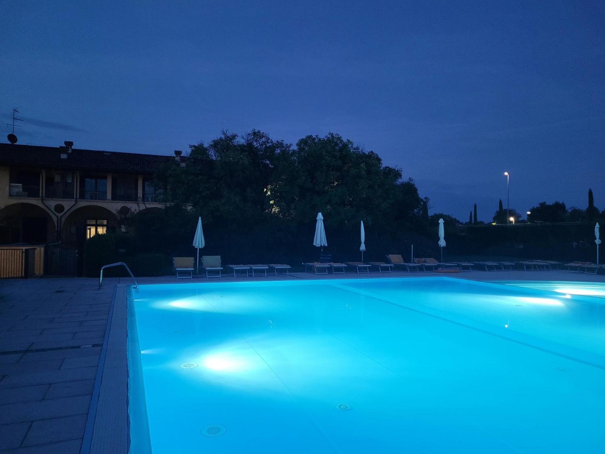 Dolce Blu Sirmione Apartment Rivoltella del Garda Luaran gambar